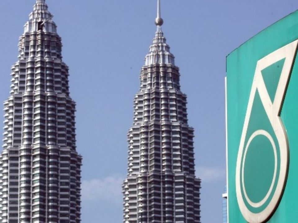 Petronas assist flood victims