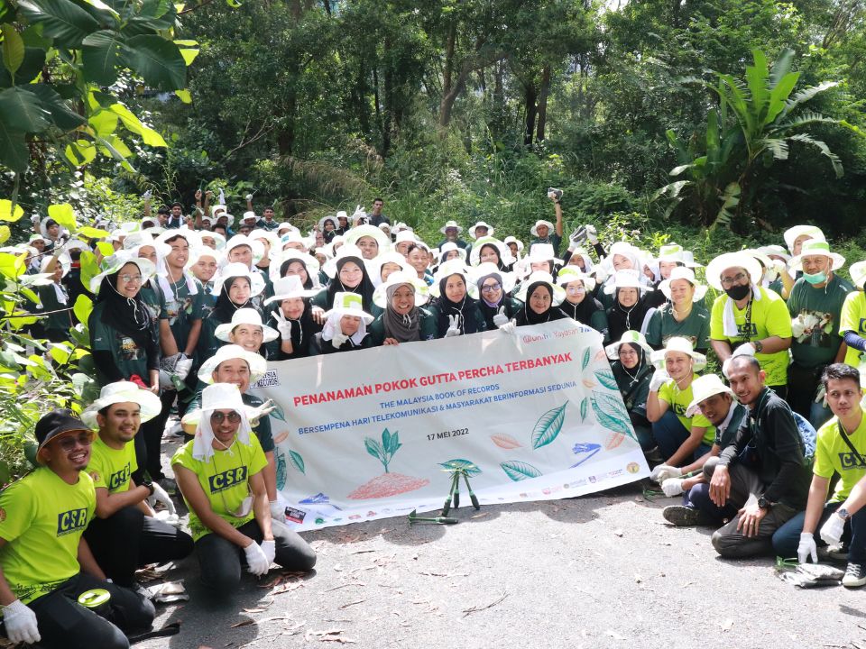 MR.DIY Malaysia Cares volunteers at the 24-hour Gutta Percha Tree Planting programme