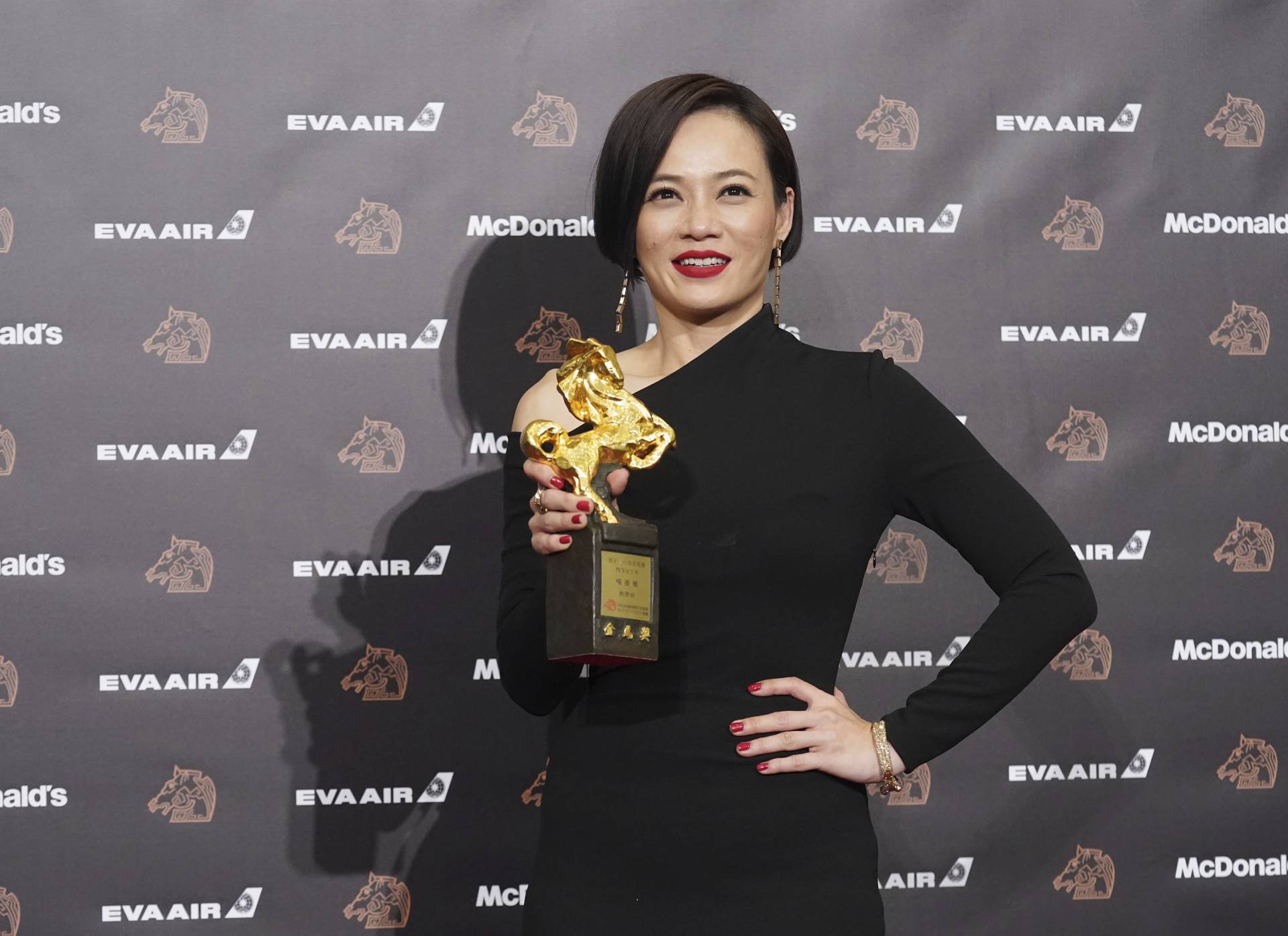Yeo Yann Yann with her Best Leading Actress award for Wet Season (2019) at the 56th Golden Horse Awards.