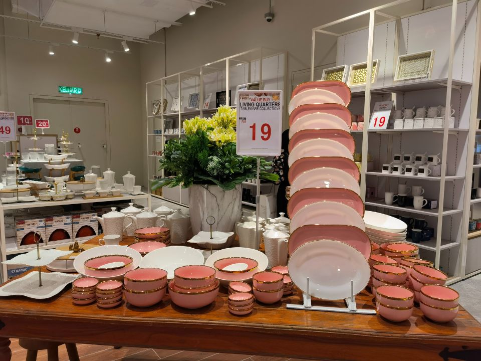 Kitchenware section 