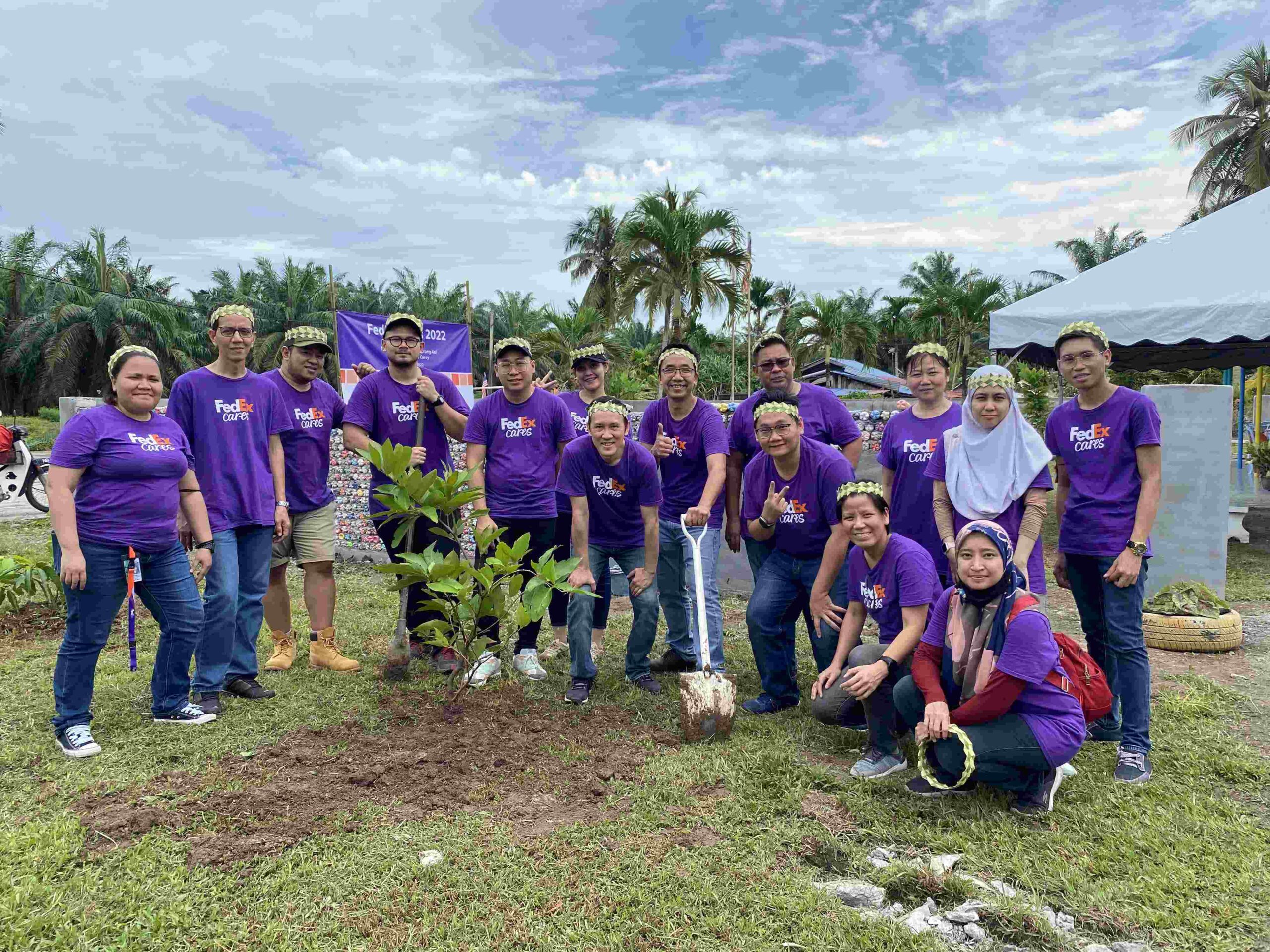 FedEx Cares 2022 - SC-Chong-6th-from-left-front-with-FedEx-Express-Malaysia-volunteers-in-action-during-the-tree-planting-activity-at-the-kindergarten-1
