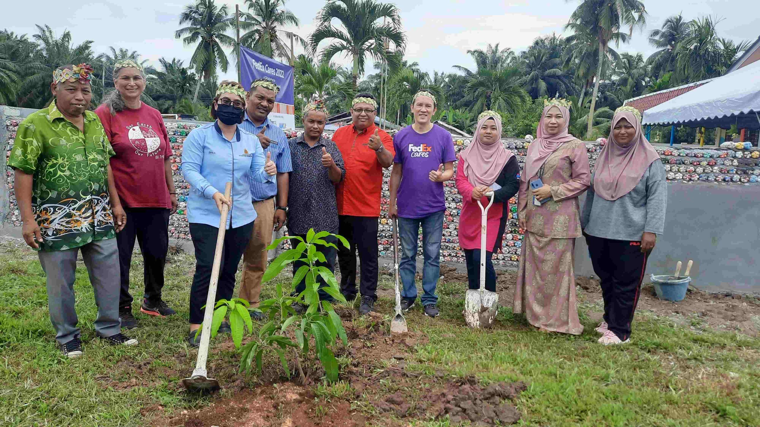 FedEx Cares 2022 - SC Chong-4th-from-right-Pn.-Dahlia-Permid-3rd-from-left-and-Leela-Panikkar-2nd-from-left-with-the-local-community-leaders-and-kindergarten-teacher