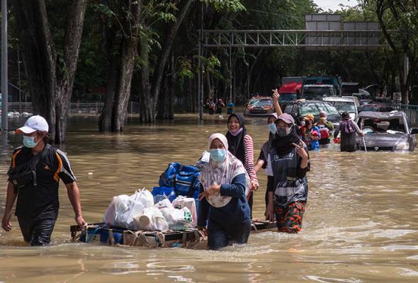 malaysians striding through floodwater