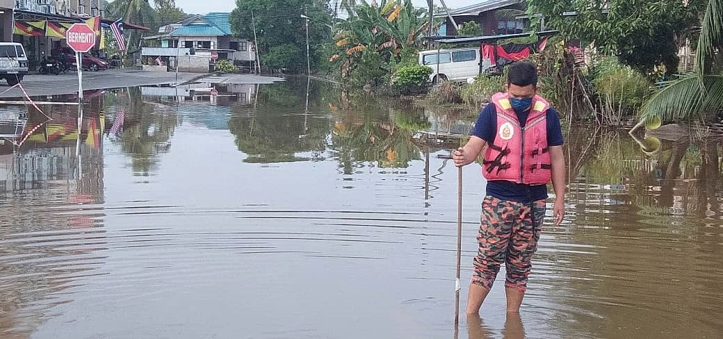 A Bomba personnel monitoring flood-affected areas in Marudi during monsoon season in malaysia