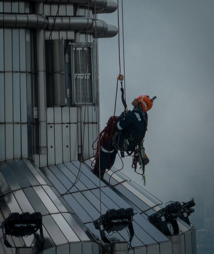 Malaysia's spider woman climbing up the Petronas towers using ropes