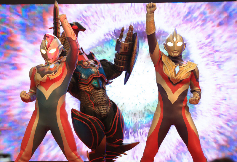 ultraman decker and ultraman trigger teaming up against their enemy, Kaiju, the monster - live show/action in paradigm mall, pj - ultra-heroes-tour-southeast-asia