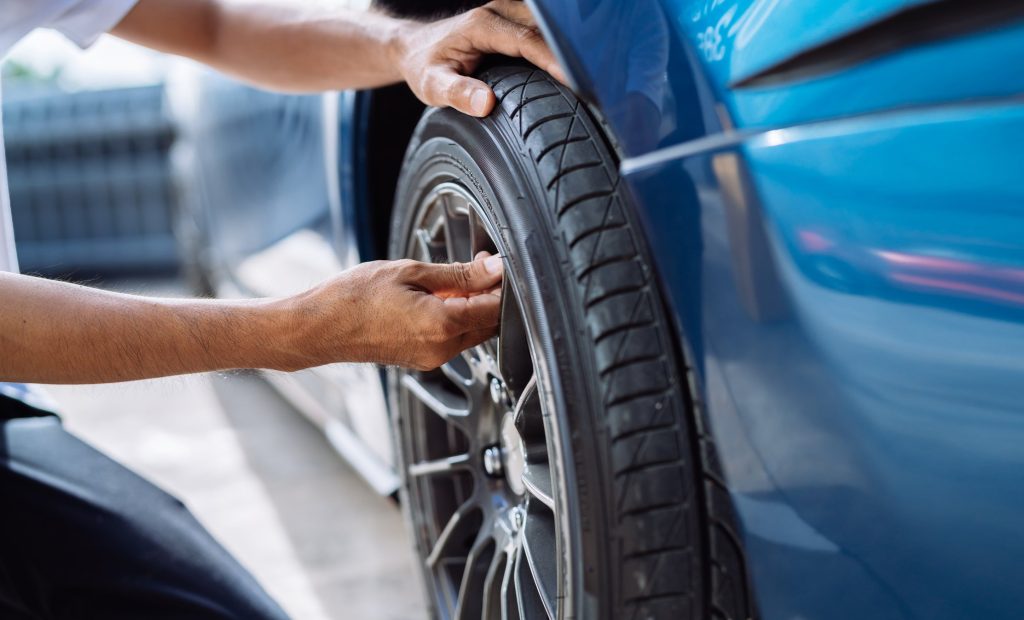 Tips before going on a road trip - check the car tires