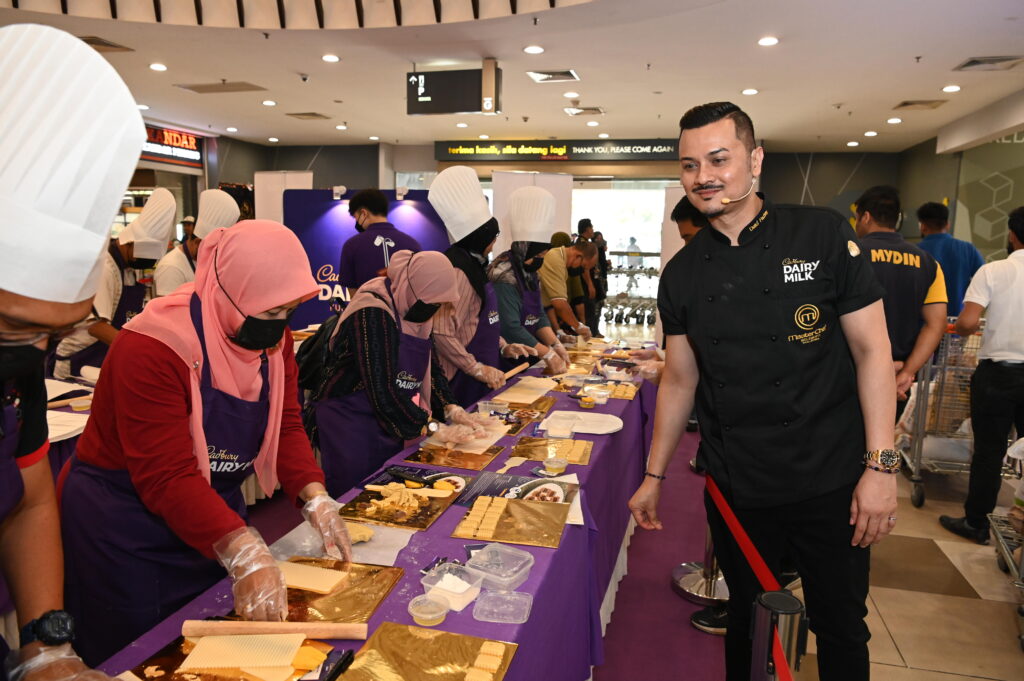 Kuih Raya Dari Hari 2023,  Participants baking Cadbury Chocolate Tarts under the guidance of chef Dato' Fazley Yaakob