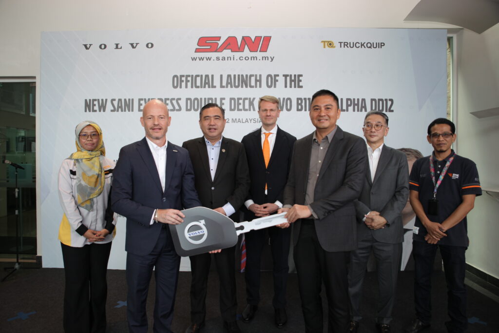 Mats Nilsson handing over mock key to Wan Mohd Iskandar bin Dato Salleh, Group Managing Director of Sani Express