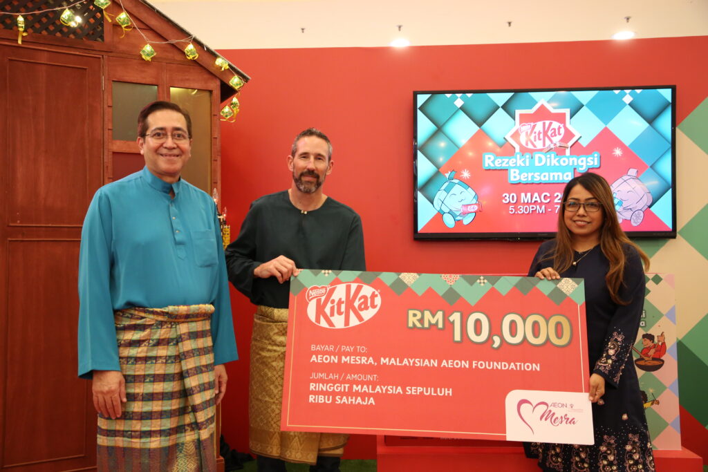 Nestle VIPs presenting RM10,000 donation to AEON Mesra