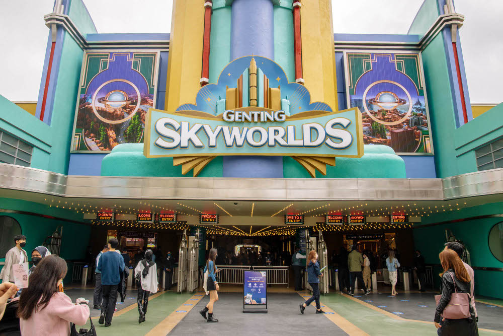 Visit skyworlds themepark to enjoy all the rides