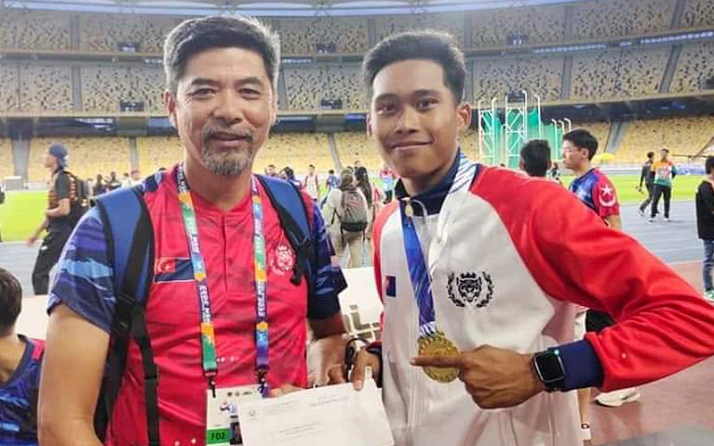 malaysia sea games medal-umar osman with coach simon 