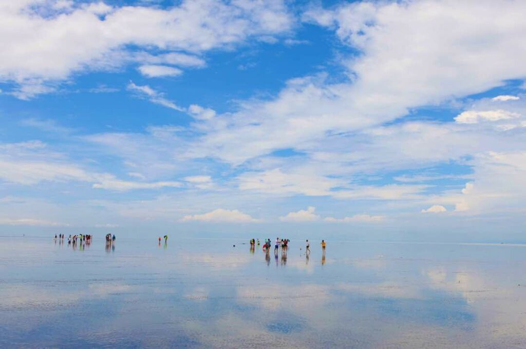 take pictures at sky in the mirror, natural attractions in malaysia