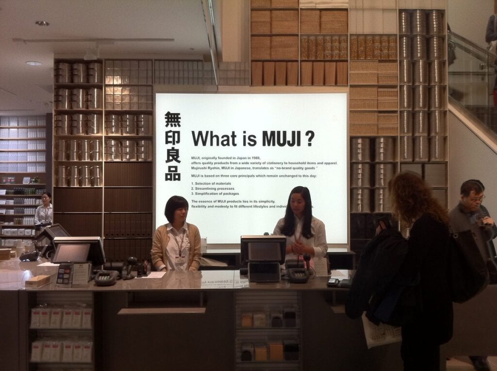 Enjoy the services by MUJI staff