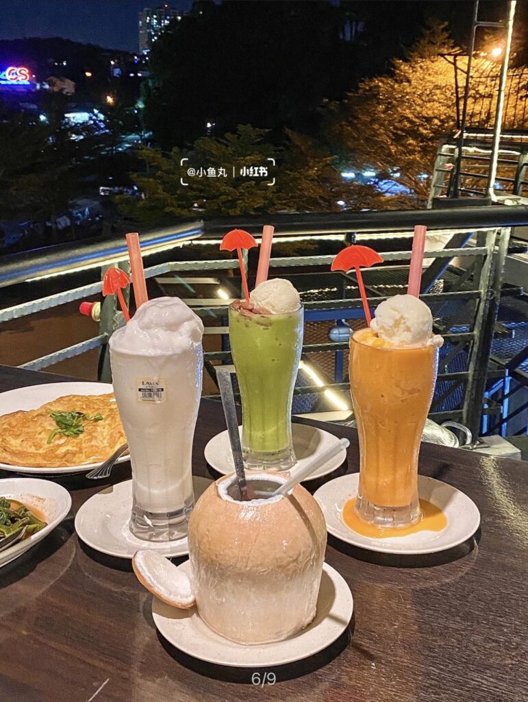 Variety Of Local & Thai Desserts & Beverages To Choose