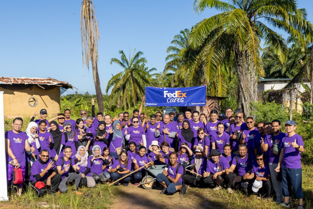 FedEx Cares: 100 enthusiastic volunteers from FedEx 