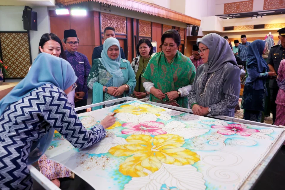 Batik Painting At Jalan Conlay's Kraf Komplex