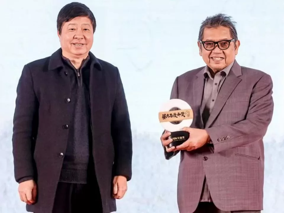 Datuk Lat Honored At The Cai Zhizhong Comic Prize!