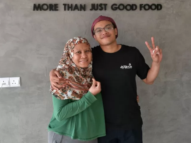 Dyslexia Cafe, Amer & His Mom