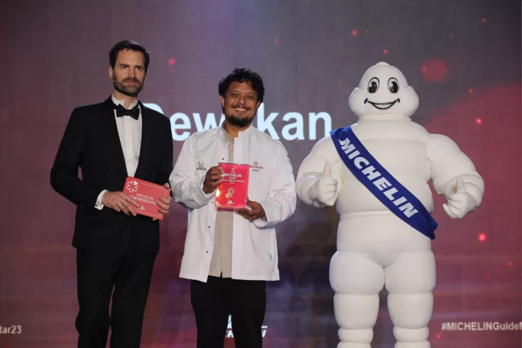 Darren Teoh Receiving Michelin Star For His Dewakan!