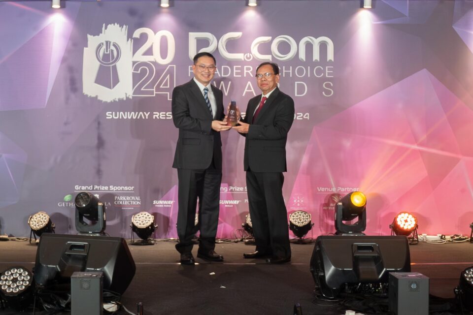 Sime Darby Property Chief Marketing and Sales Officer Datuk Lai Shu Wei (left) accepting the Gold award for the ‘Best Smart & Sustainable Township’ category at the PC.com 2024 Best Product of the Year Award. Chosen by the people, Sime Darby Property received the highest number of votes from a pool of 60,000 voters.
