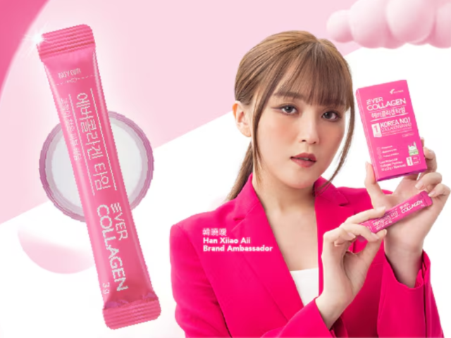 Ever Collagen Ambassador Han Xiiao Aii showing the product