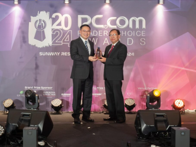 Sime Darby Property Chief Marketing and Sales Officer Datuk Lai Shu Wei (left) accepting the Gold award for the ‘Best Smart & Sustainable Township’ category at the PC.com 2024 Best Product of the Year Award. Chosen by the people, Sime Darby Property received the highest number of votes from a pool of 60,000 voters.