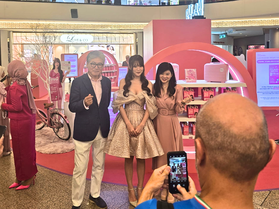 Ever Collagen launching event at Midvalley Megamall, from the left side is Mr. Kim Doun, Chairman & CEO of NewTree Co Ltd Korea, Caryn Loh, Managing Director of Watsons Malaysia, and Ambassador, Han Xiiao Aii.