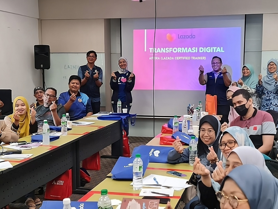 affira affendi conducting a training session abouot digital transformation at lazada university to build a malaysian business