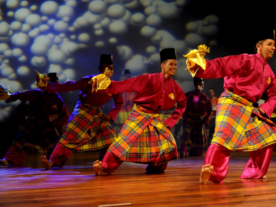 zapin dance is one of malaysian cultural traditions