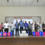 YB Tuan Gobind Singh, Minister of Digital with CEO of MDEC, Anuar Fariz Fadzil and Tok Batin Desa Temuan taking a photo with 50 Orang Asli community for the Sentuhan Kasih program.