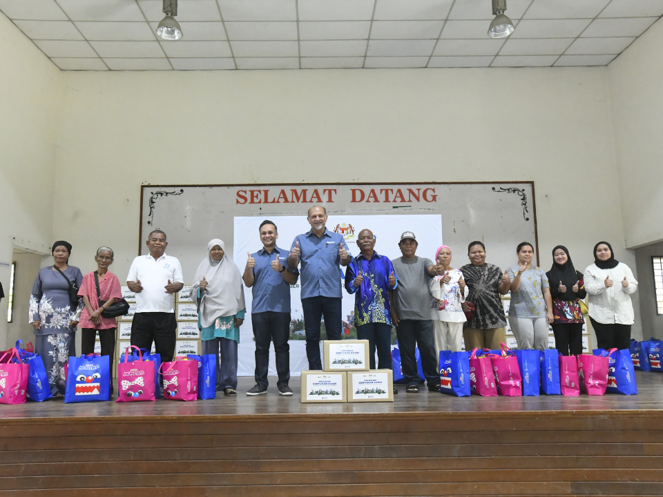 YB Tuan Gobind Singh, Minister of Digital with CEO of MDEC, Anuar Fariz Fadzil and Tok Batin Desa Temuan taking a photo with 50 Orang Asli community for the Sentuhan Kasih program.