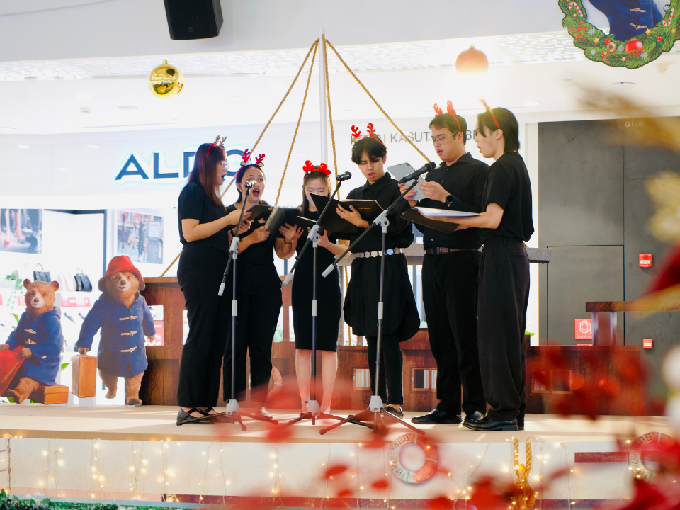 Patrons can enjoy carolling sessions and Peruvian-inspired instrumental performances, seamlessly blending festive cheer with rich cultural melodies, as they take a break from their Christmas shopping.

