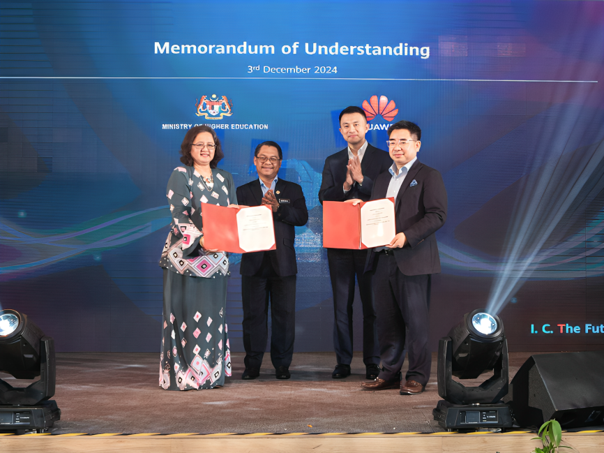 MoU exchange between Huawei Malaysia and MOHE with Director General of Higher Education Datuk Professor Dr. Azlinda Azman, Deputy Minister of Higher Education Datuk Ts. Mustapha Sakmud, CEO of Huawei Malaysia Mr Simon Sun, Vice Chancellor, and Huawei ASEAN Academy Vice Chancellor Mr Oliver Liu for huawei ict competition