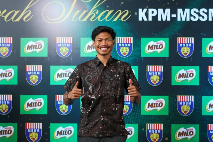Azeem Fahmi, MILO Malaysia sports ambassador, giving a thumbs up in front of a MILO and MSSM backdrop