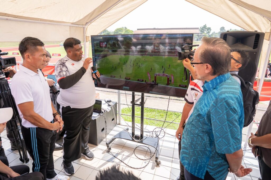 Coca-Cola Bina Juara AI-powered match analysis demonstration for young Sabah footballers