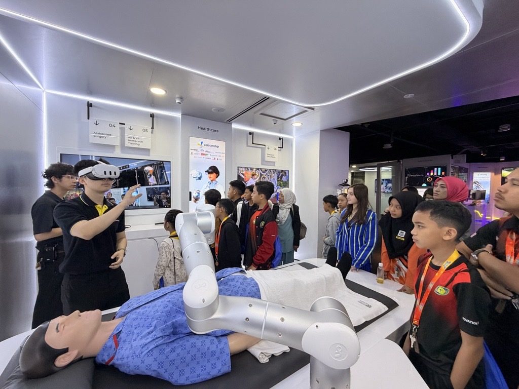 Students exploring AI-assisted surgery and AR and VR training at CelcomDigi AiX