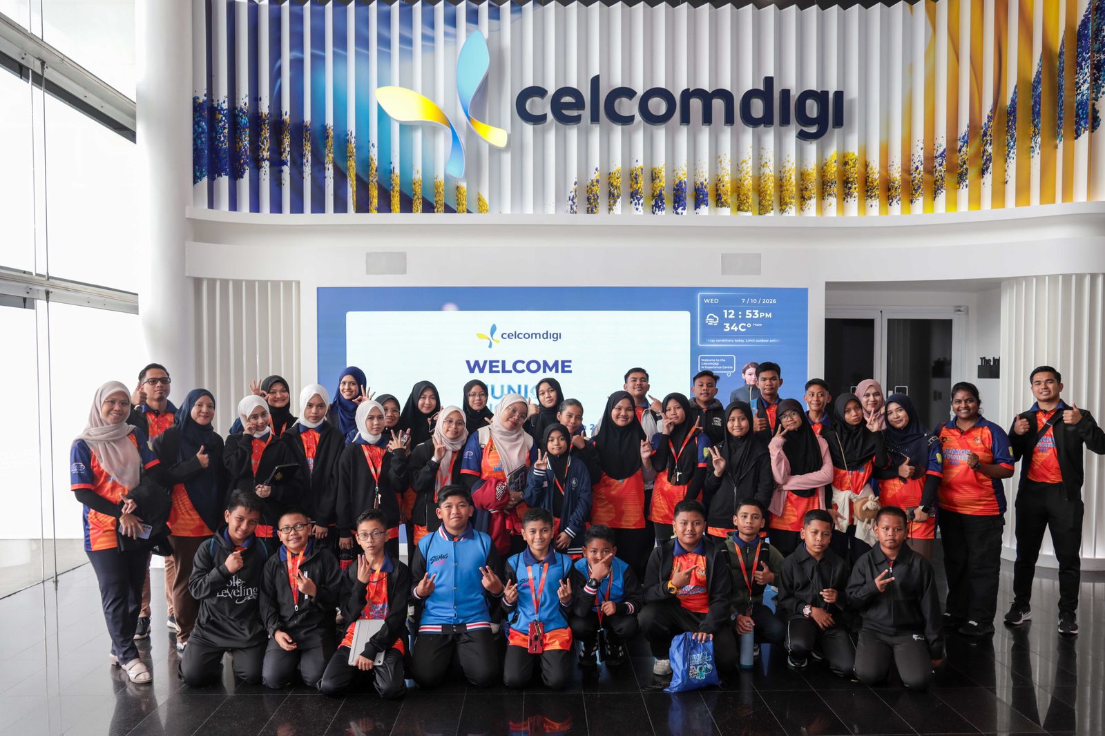 Junior Innovathon 2026 students and teachers at the CelcomDigi AI Experience Centre