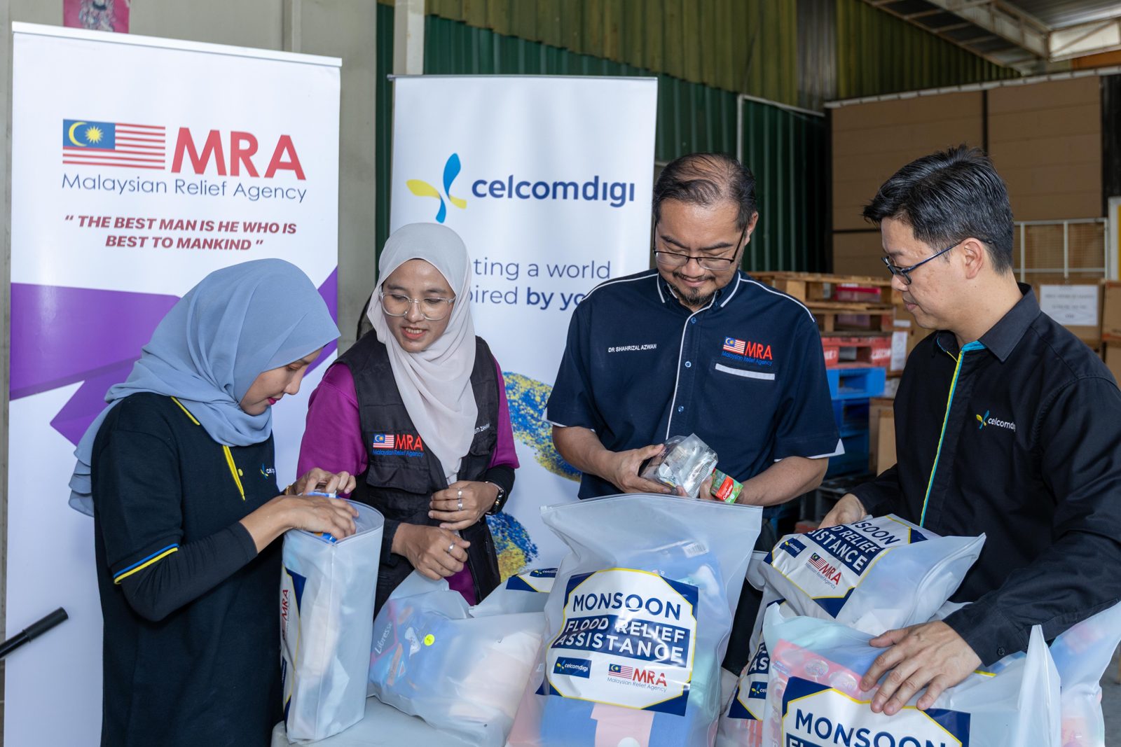 CelcomDigi and MRA volunteers packing Monsoon Flood Relief Assistance kits