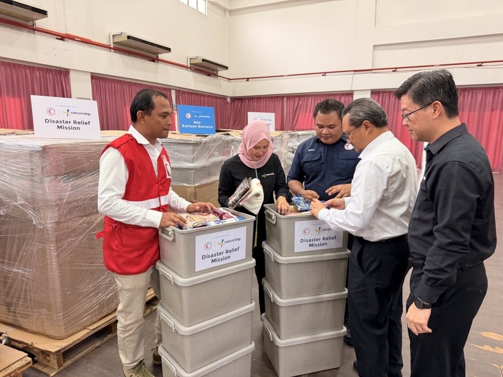 CelcomDigi and Malaysian Red Crescent preparing disaster relief mission supplies