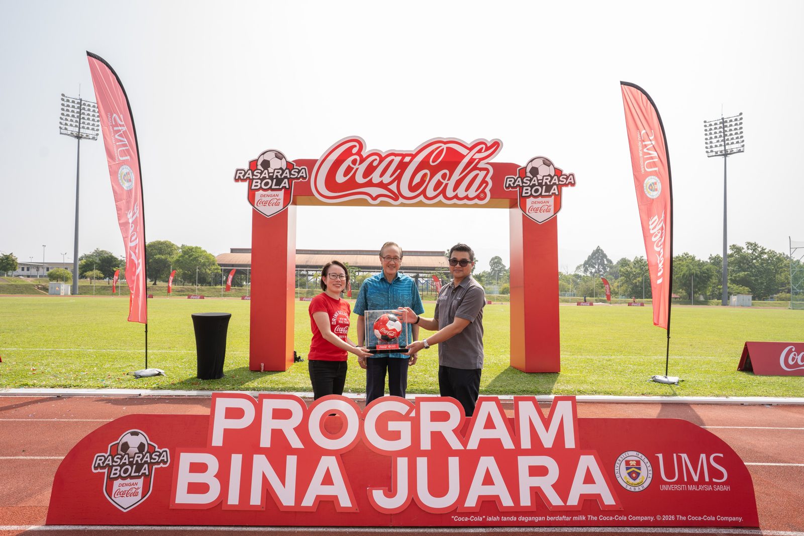Coca-Cola Bina Juara launch with Datuk Seri Panglima Masidi Manjun, Coca-Cola and UMS representatives