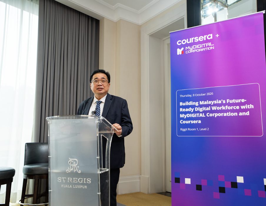 Datuk Fabian Bigar, Secretary-General of the Ministry of Digital, speaking on the Rakyat Digital Global Learning Pass