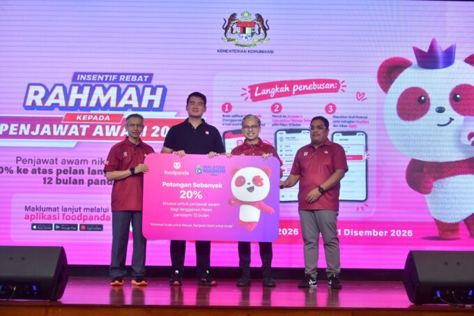 pandapro civil servants rebate launch by Fahmi Fadzil and foodpanda Malaysia MD Kenneth Soh