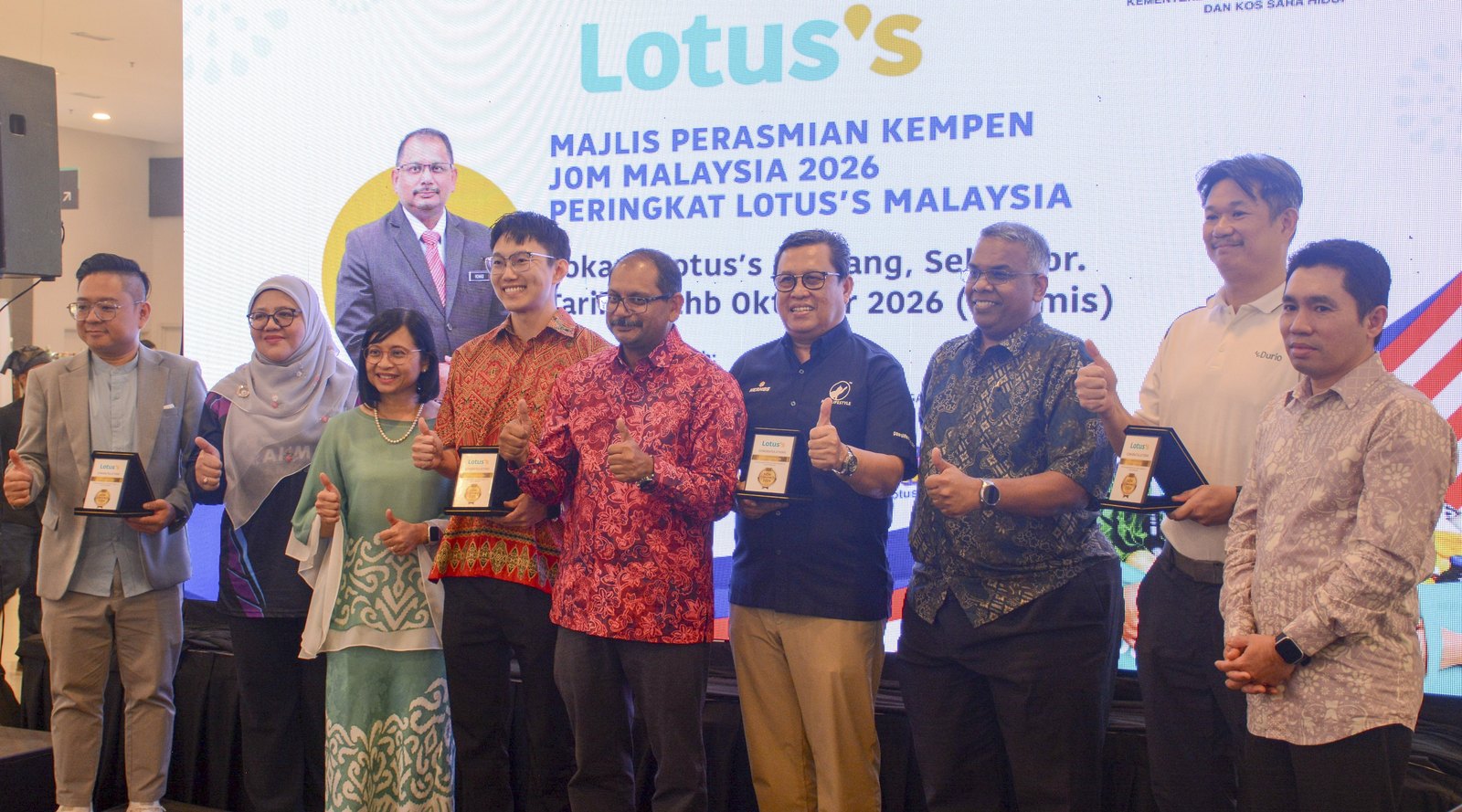 Lotus’s new suppliers receive certificates from KPDN and Lotus’s Malaysia at the JOM MALAYSIA 2026 launch at Lotus’s Ampang
