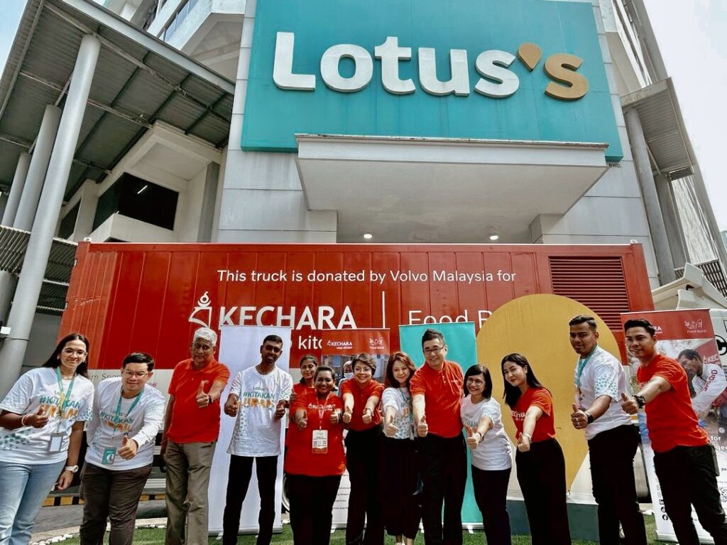 Lotus’s Malaysia and Kechara Soup Kitchen teams with the Food Bank truck for Tambah Satu, Kongsi Satu