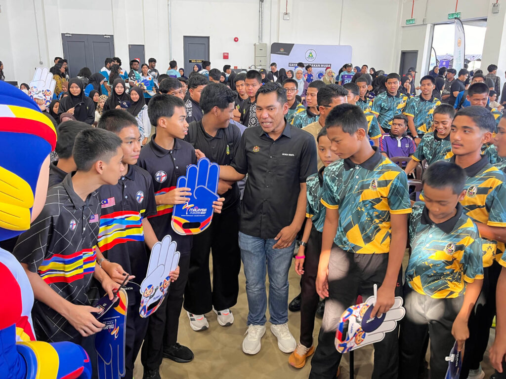Mordi Bimol is welcomed by young participants at the KIBAR 2026 Terengganu leg in Pulau Duyong