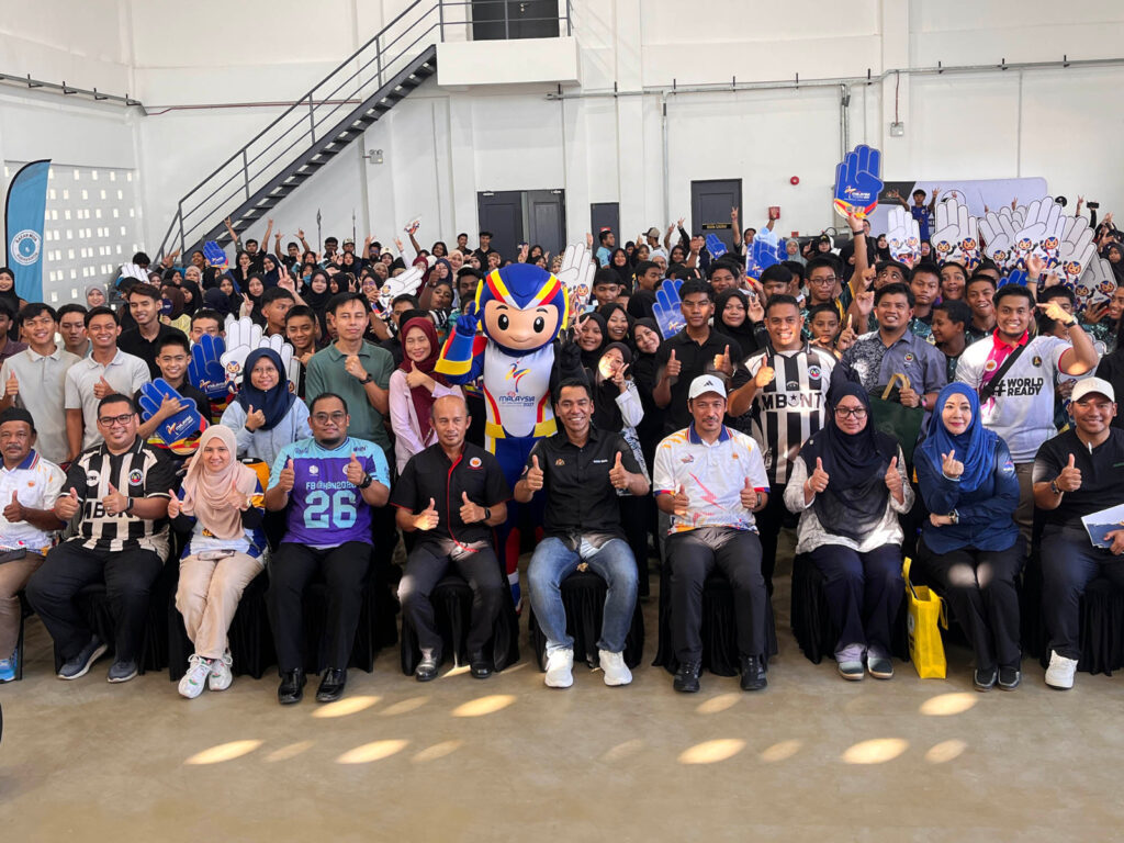 Youths and officials gather for a group photo at the KIBAR 2026 Terengganu stop
