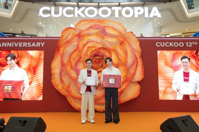 KC Hoe presents the CUCKOO CNY Lifestyle Hamper to Lee Junho at the CUCKOOTOPIA Pop-up