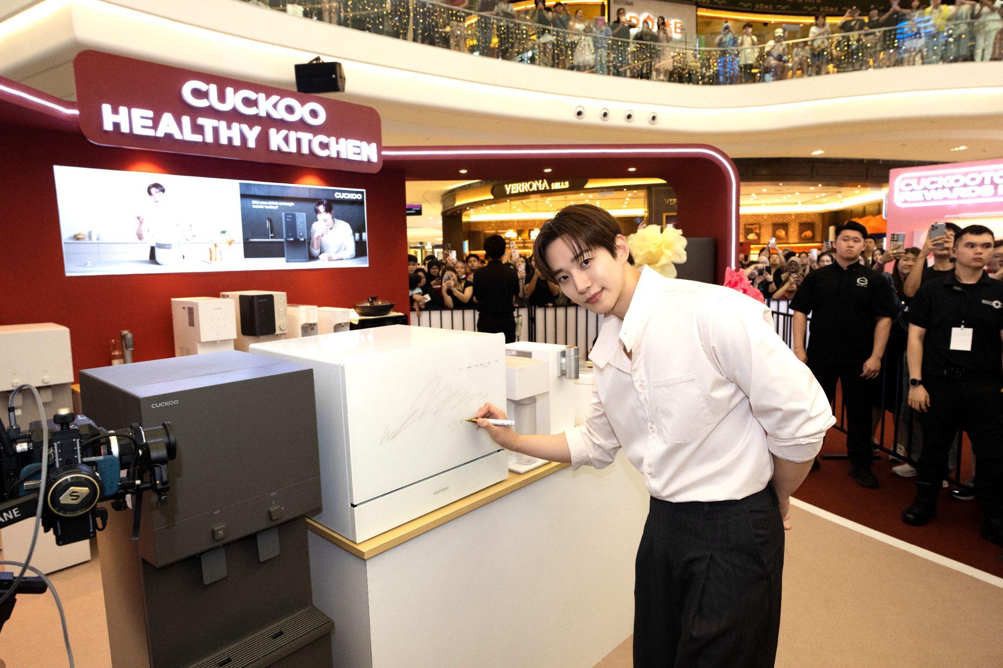 Lee Junho signs his autograph on the CUCKOO QUBE Table Top Dishwasher