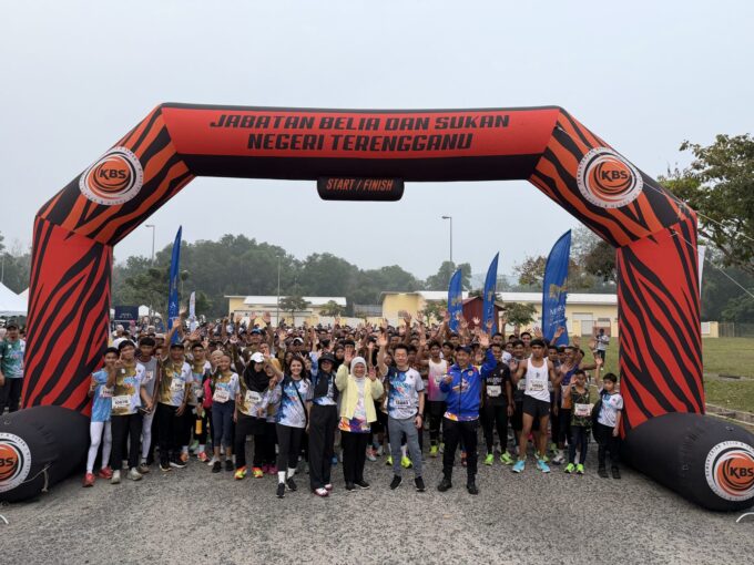 Mesra Run 2.0 participants gather at the start line at Mesra Mall, Kemaman, for Hari Sukan Negara 2026